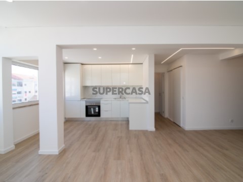 Apartamento T4 Totalmente Renovado - Verderena