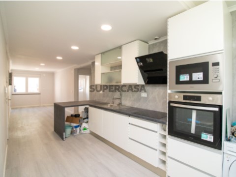 Apartamento T2 totalmente remodelado, localizado numa das zonas mais procuradas de Benfica