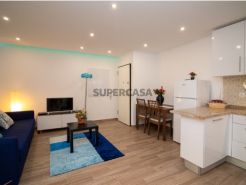 Apartamento T2 Remodelado no Coração da Costa da Caparica