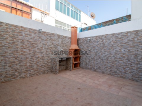 Apartamento T1+1 R/C com Logradouro e Churrasqueira