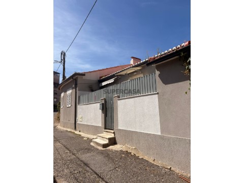 Moradia T2 no Cacém com Logradouro e Arrecadação