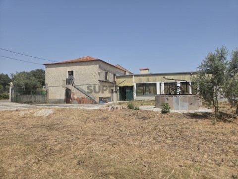 Casa com espaço comercial T4 na Rua da Capela, Freixianda, Ribeira do Fárrio e Formigais