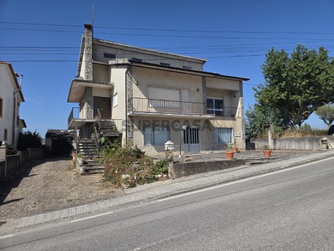 Moradia T3+1 na Avenida 21 de Junho, Caxarias