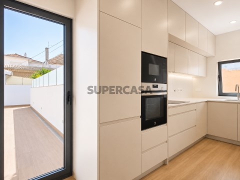 Andar de moradia T3 com áreas Amplas | Terraço | Espinho | Junto ao mar