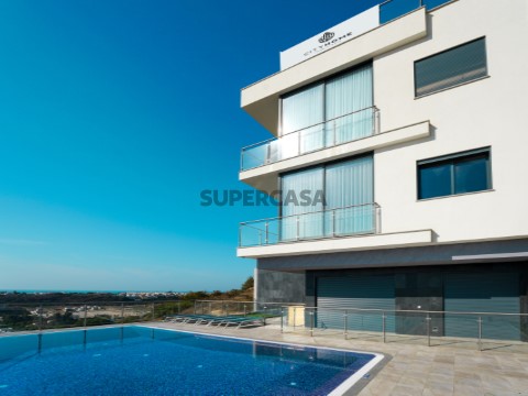 Fachada e piscina