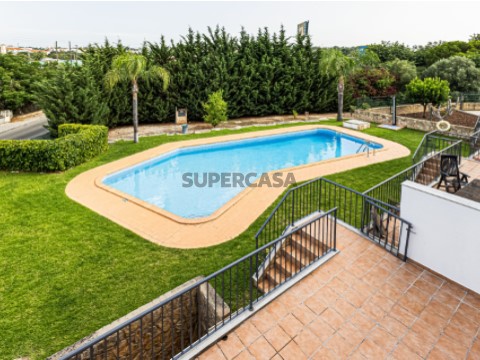 Moradia T3 com garagem e piscina em Albufeira (33)