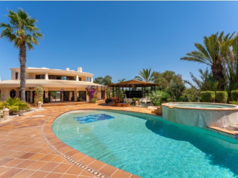 Charmosa Moradia em Lagoa com Piscina, Jacuzzi e Vista Mar