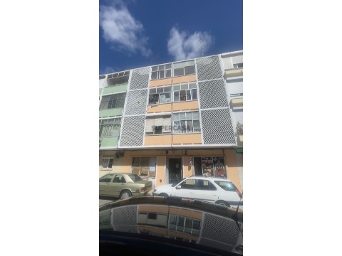 Residential and Commercial Building with High Returns in Odivelas