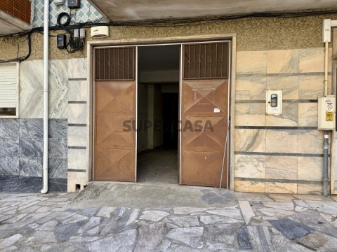 Garagem na Rua das Giestas, São Sebastião
