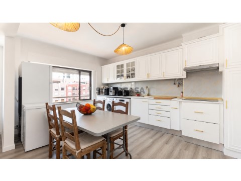 Apartamento T2 na Rua Jacob Azambuja, São Sebastião