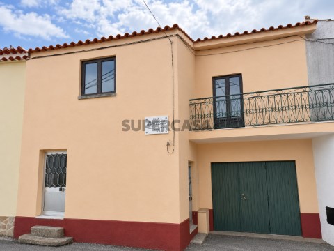 Casa Geminada T3 Triplex na Rua Eng. Eduardo de Arantes e Oliveira, Além da Ribeira e Pedreira