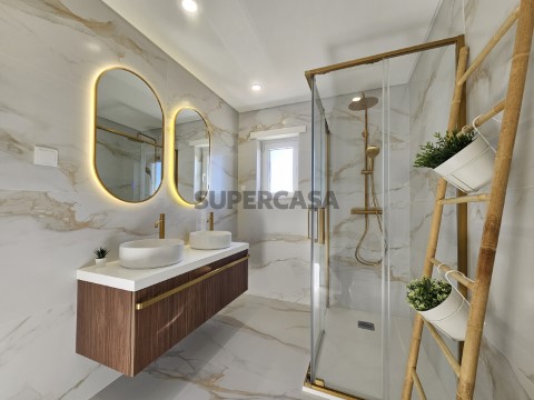 Moradia T5 no Barril Totalmente Remodelada - Luxo, Conforto e Tecnologia