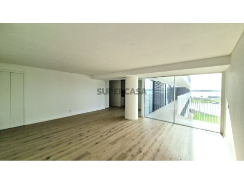 Sala virada ao rio
