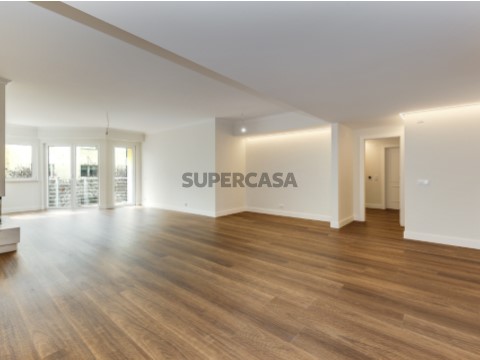 Ampla sala com Lareira