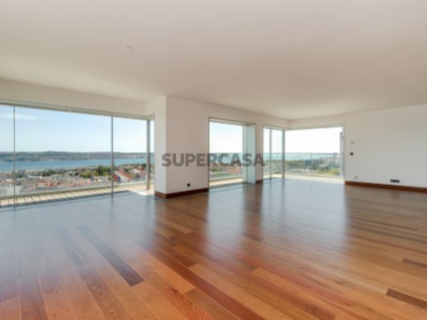 Apartamento T4 na Rua Dom Jorge da Costa, Belém