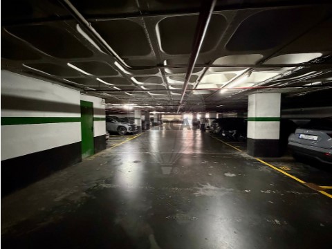 车库 在 Avenidas Novas, Lisboa