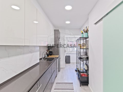 Apartamento T3 em Mina de Água, Amadora