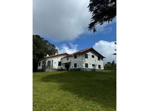 Moradia T6 em Santo António da Serra, Machico