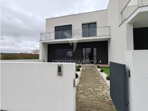 Haus 4 Zimmer auf Nossa Senhora Misericórdias, Ourém
