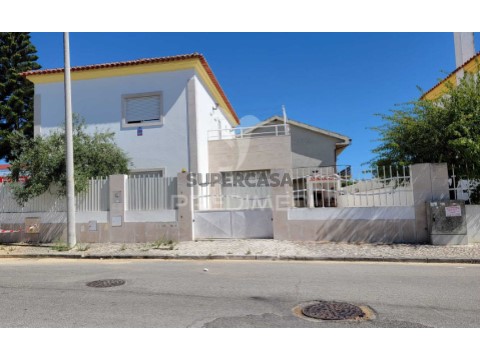 Moradia T5 em Santo António da Charneca, Barreiro