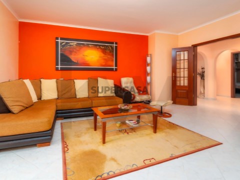 Apartamento T3 em Quelfes, Olhão