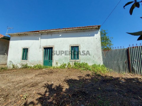 Terreno urbano para Loteamento com Moradia e Anexos em Benedita