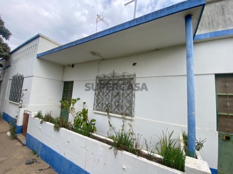 Terreno com casa próximo de Olhão