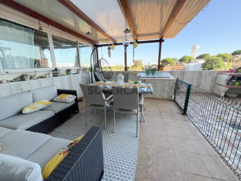 Moradia T4+1 Triplex em Urbanização Zona Alta, Quelfes