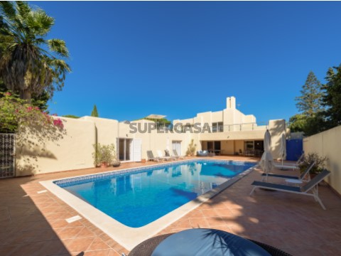 Moradia de luxo de estilo mourisco à venda no Carvoeiro Clube, Algarve, com piscina renovada, terraço e jardim privado.