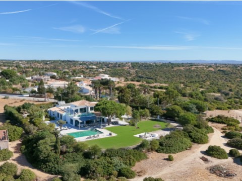 Vista aérea de moradia com piscina e grande terreno na Caramujeira, Algarve.
