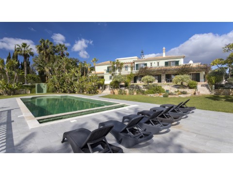 Moradia de luxo V5+1 à venda em Carvoeiro com piscina, espreguiçadeiras e grande jardim.