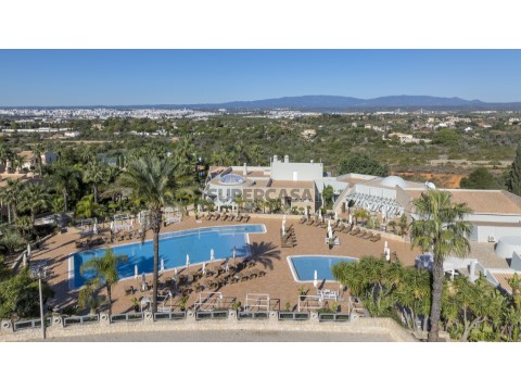 Piscina de resort exclusivo em Ferragudo Algarve. Exclusive resort swimming pool in Ferragudo Algarve.
