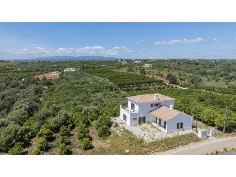 Vista aérea de moradia independente com piscina e grande terreno rural no Algarve. Excelente oportunidade de investimento imo...