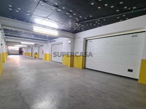 Garagem na Rua Luís de Quintal, Caniço