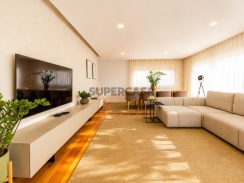Moradia Contemporânea | 1.470 m² | A 1 Minuto da A4