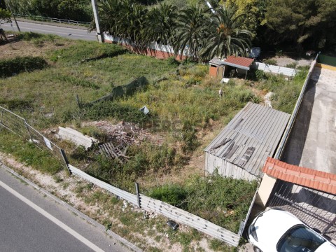 Terreno com 363 m2. 38°47'34.6'N 9°13'43.6'W