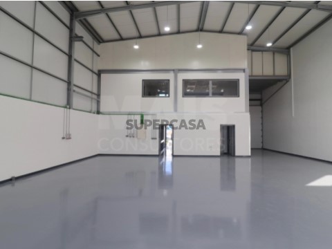 Comercial em Alenquer (Santo Estêvão e Triana), Alenquer