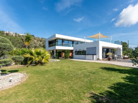 Villa T4 Duplex em Caminho José Barradas, Santa Bárbara de Nexe