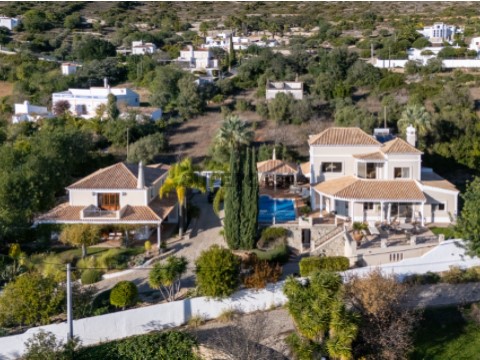 Villa T4 em Estrada do Canal, Santa Bárbara de Nexe