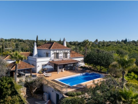 Villa T4 em Caminho de Benatrite, Santa Bárbara de Nexe