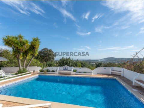 Villa T4 na Rua da Escola, Santa Bárbara de Nexe
