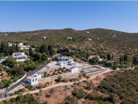 Villa T5 em Estrada Joaquim Rosa Pinto, Santa Bárbara de Nexe