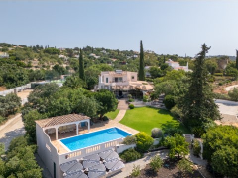 Villa T5 em Urbanização Quinta das Raposeiras, Santa Bárbara de Nexe
