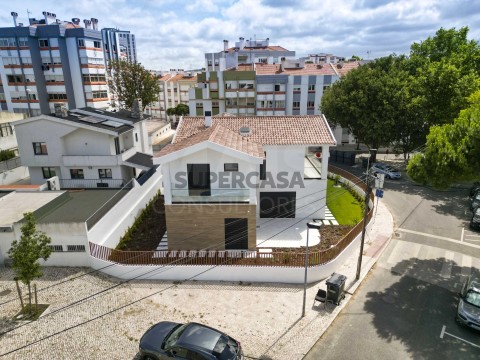 Moradia T4 em Algés, Linda-a-Velha e Cruz Quebrada-Dafundo, Oeiras