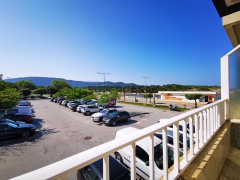 Varanda com vista praia e rio