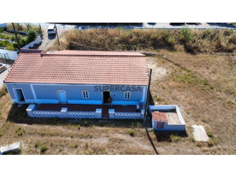 Casa principal e cisterna com 4m3