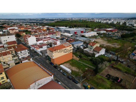Terreno Urbano em Mina de Água, Amadora
