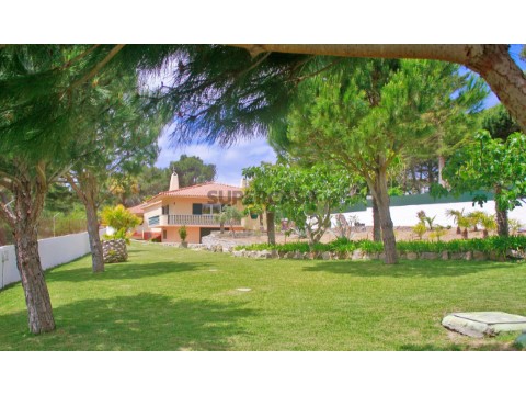 MORADIA TERREA T4+2 | PISCINA | TERRENO 2.000 m2 | CASCAIS | JARDIM | GARAGEM