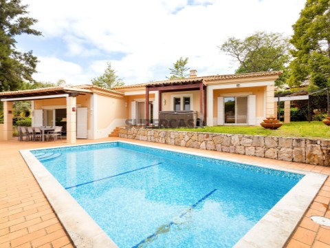 Moradia T4 isolada e térrea na primeira linha de golfe com piscina privada