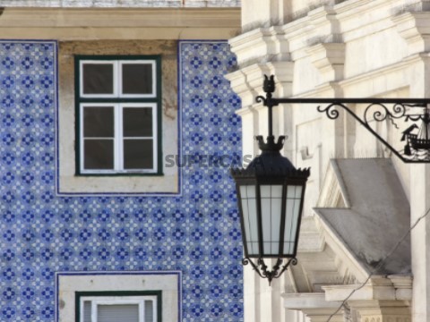 Prédio na Baixa do Porto com projecto para Hotel